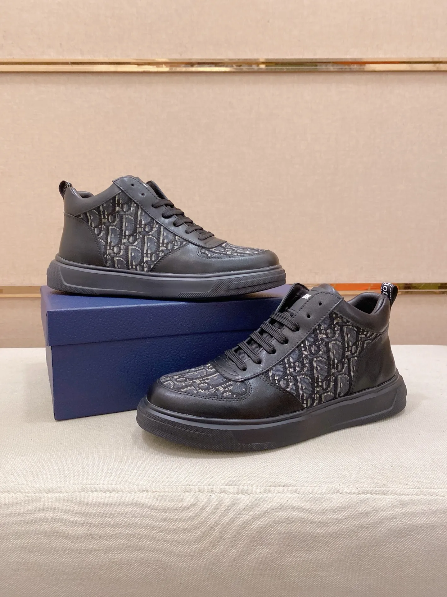 Men's shoes💰 440💰🇮🇹🇮🇹Dior d The new high-tops are on sale at the same time at the counter. The uppers are 🇮🇹 Italian imported first-layer cowhide, and the fully imported sheepskin lining is 💪💪. It is a complete 1⃣️ to 1⃣️ replica 🇮🇹💪💪. ⚠Sole: The original sole is specially provided by the original factory. The exclusive movable molded sole is super comfortable. ⚠Original factory follow-up goods, 🔍🔍high quality, you can enter and exit the counter at will, welcome to compare⚠. Code number:38-44